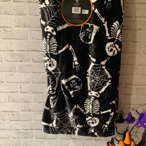Spooky Girls Club Halloween 60” x 70” Skeleton Throw - Picture 3 of 6
